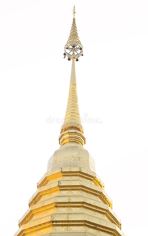 Gyllene pagoda i thai-templet isolerat på vitt. Gyllene pagoda i thai tempel isolerad