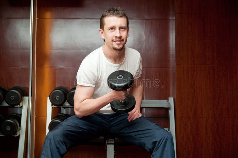 Uomo sportivo in palestra centro.