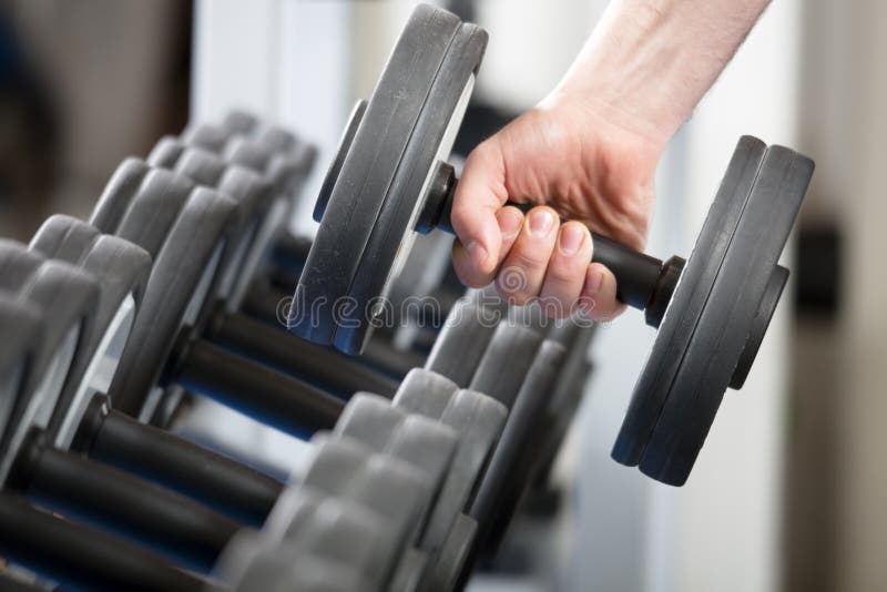 Vista de cerca de hombre posesión peso en gimnasia.