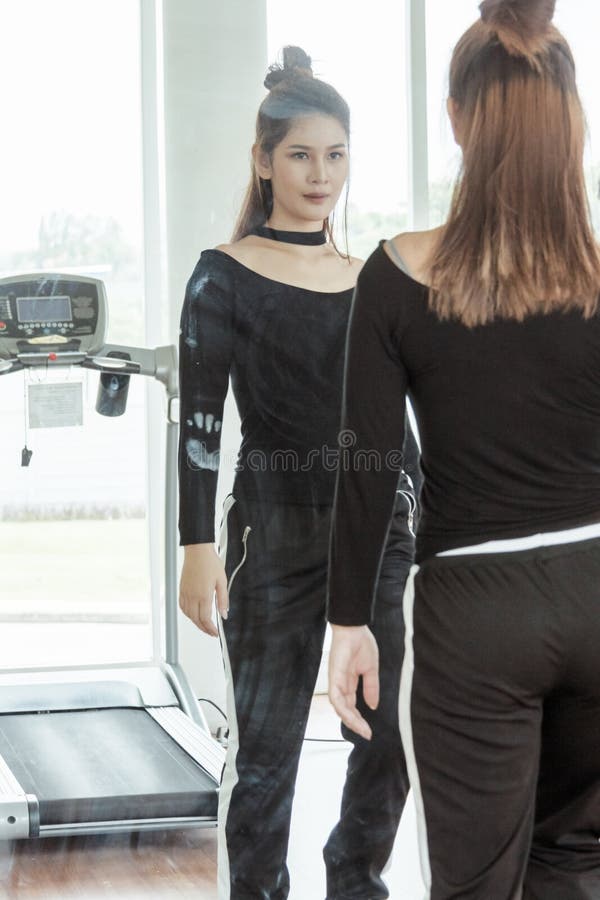 Gym bonito do exercício da mulher na sala da aptidão imagens de stock Gym bonito do exercício da mulher na sala da aptidão imagens de stock