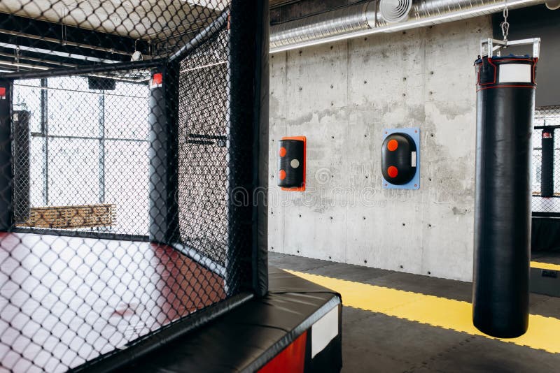 Gym dla boksować z pierścionkiem, uderzający pięścią torbę i innego wyposażenie obraz stock Gym dla boksować z pierścionkiem, uderzający pięścią torbę i innego wyposażenie obraz stock