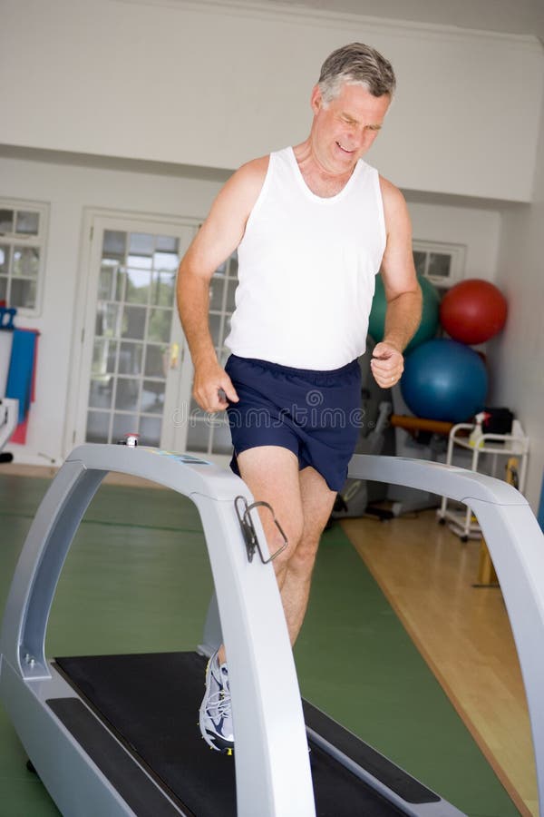 gym man running treadmill στοκ εικόνα με δικαίωμα ελεύθερης χρήσης gym man running treadmill στοκ εικόνα με δικαίωμα ελεύθερης χρήσης