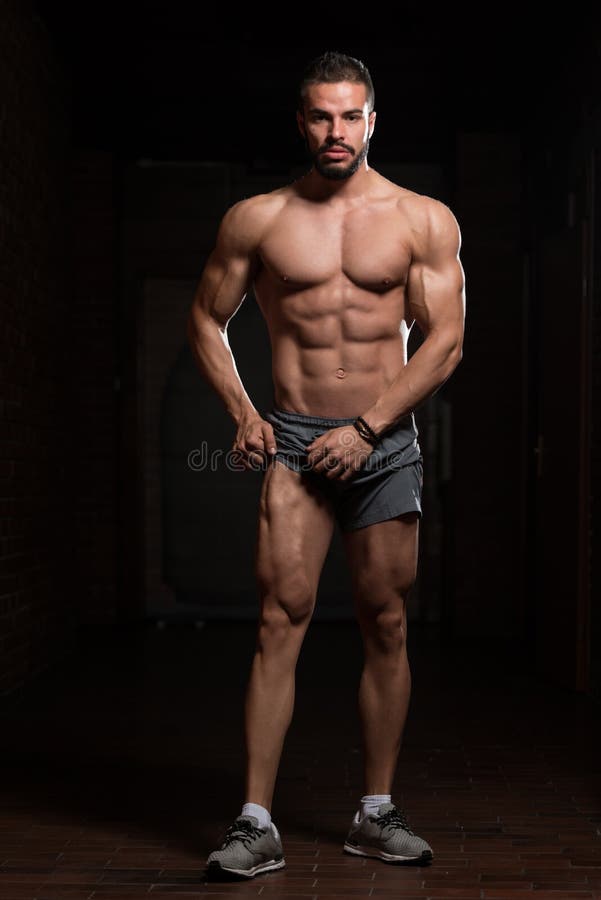 Gym modelo muscular considerável de Flexing Muscles In foto de stock