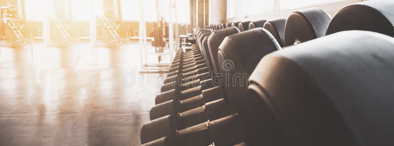 Gym wyposażenia szeroki wewnętrzny gym dla sprawność fizyczna sztandaru tła zamkniętego w górę dumbbells i zamazanego wyposażenia zdjęcia royalty free Gym wyposażenia szeroki wewnętrzny gym dla sprawność fizyczna sztandaru tła zamkniętego w górę dumbbells i zamazanego wyposażenia zdjęcia royalty free