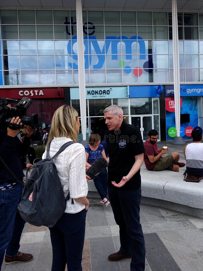 Gymnase de Steward Fights His Case Outside des syndicats d'éducation nationale au journaliste photographie stock libre de droits Gymnase de Steward Fights His Case Outside des syndicats d'éducation nationale au journaliste photographie stock libre de droits