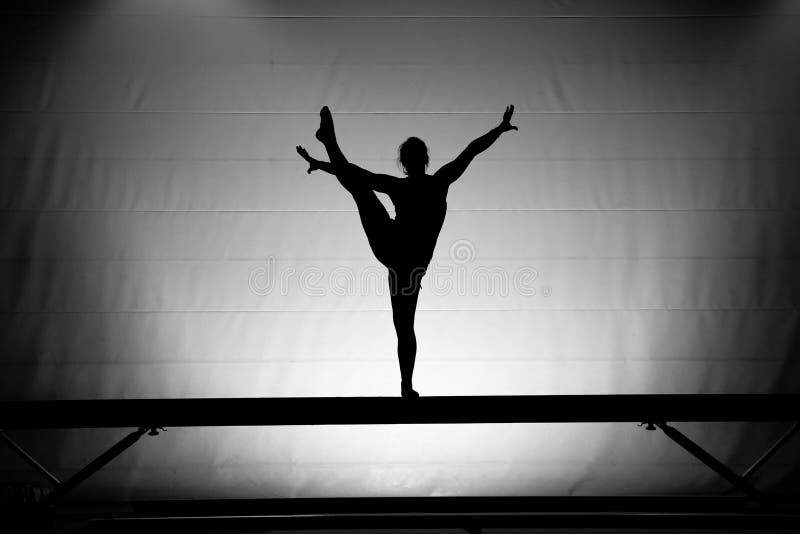 Gymnaste féminin sur le faisceau d'équilibre