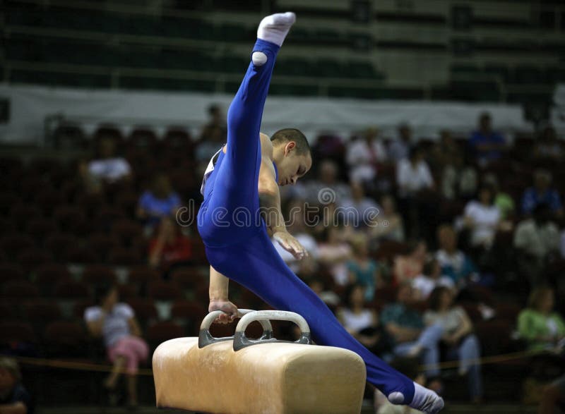 Gymnaste sur le pommeau photo libre de droits Gymnaste sur le pommeau photo libre de droits