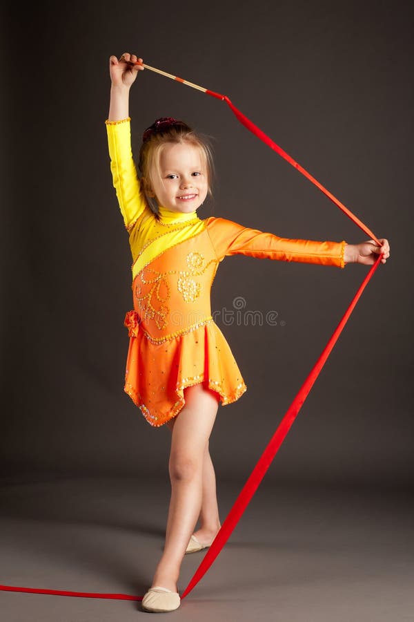 Petite Fille Faisant La Gymnastique Avec Le Ruban Photo stock - Image du  enfant, callisthénie: 30294352