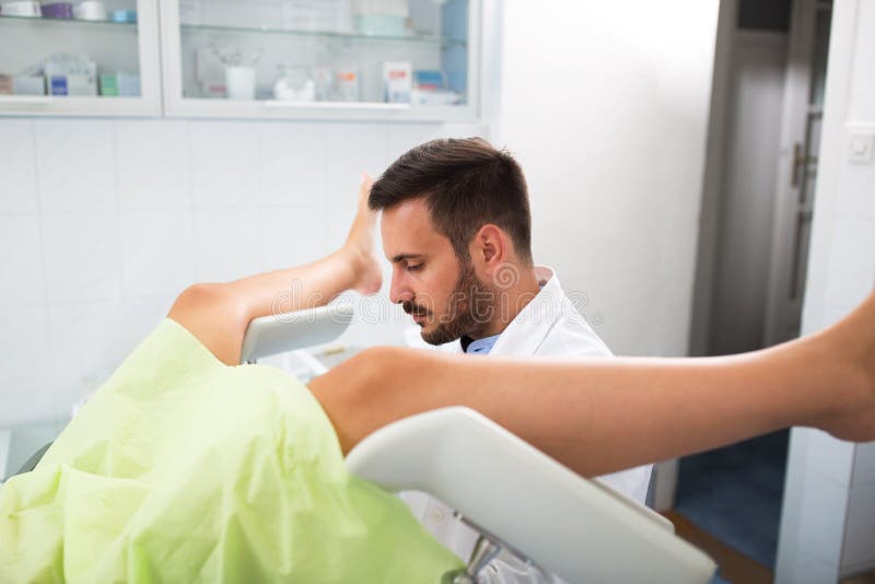 Gynécologue examinant un patient image libre de droits Gynécologue examinant un patient image libre de droits