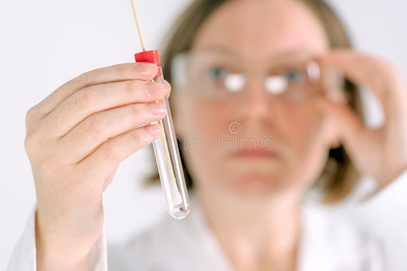 Gynécologue féminin tenant l'écouvillon cervical jetable témoin images stock