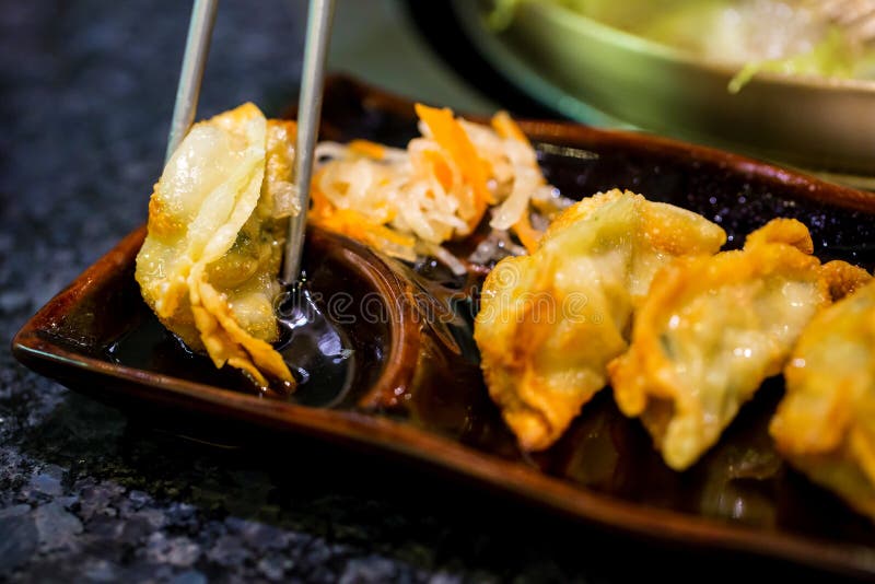 Gyoza chopsticks Σπιτικό ασιατικό Vegeterian Potstickers με τη σάλτσα και το χοιρινό κρέας σόγιας Ιαπωνικές μπουλέττες με chopsti στοκ φωτογραφίες Gyoza chopsticks Σπιτικό ασιατικό Vegeterian Potstickers με τη σάλτσα και το χοιρινό κρέας σόγιας Ιαπωνικές μπουλέττες με chopsti στοκ φωτογραφίες