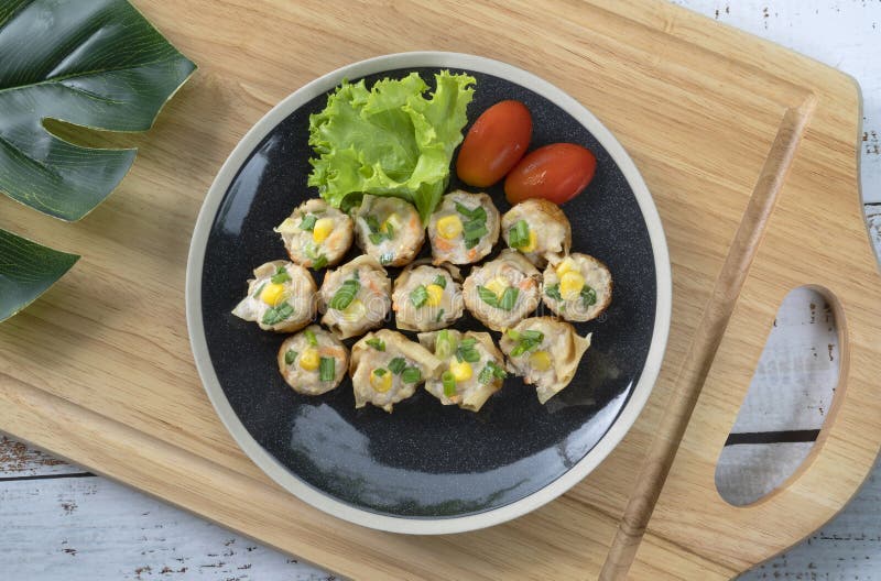 Gyoza fyllde med lutar griskött finhackar eller blir rädd, fint strimlad ca fotografering för bildbyråer Gyoza fyllde med lutar griskött finhackar eller blir rädd, fint strimlad ca fotografering för bildbyråer