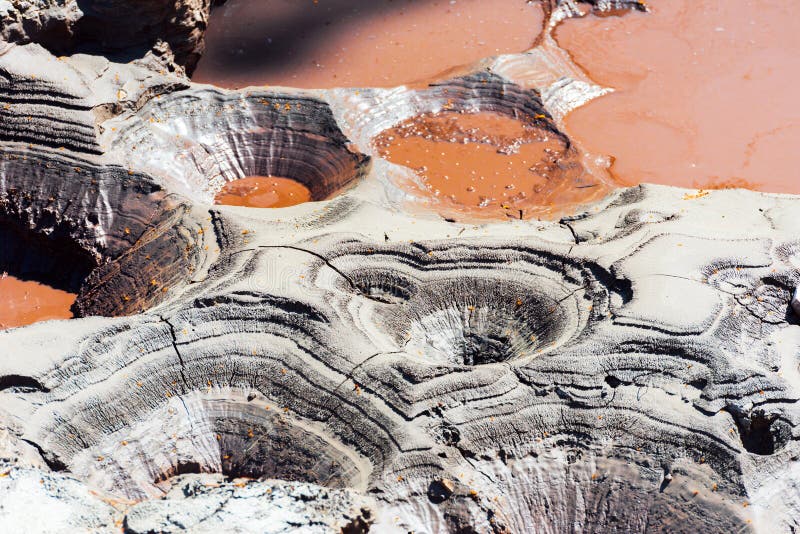 Gyttjapöl med krater i Wai-O-Tapu geotermiskt område, Rotorua, Nya Zeeland N?rbild fotografering för bildbyråer Gyttjapöl med krater i Wai-O-Tapu geotermiskt område, Rotorua, Nya Zeeland N?rbild fotografering för bildbyråer
