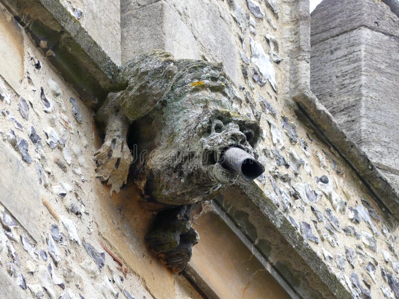 Gárgola encima de la torre de la iglesia de San Miguel de Inglaterra, Chenies imágenes de archivo libres de regalías Gárgola encima de la torre de la iglesia de San Miguel de Inglaterra, Chenies imágenes de archivo libres de regalías