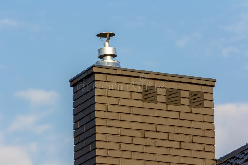 Gás e chaminé de aço enegry limpos modernos da ventilação fotos de stock Gás e chaminé de aço enegry limpos modernos da ventilação fotos de stock