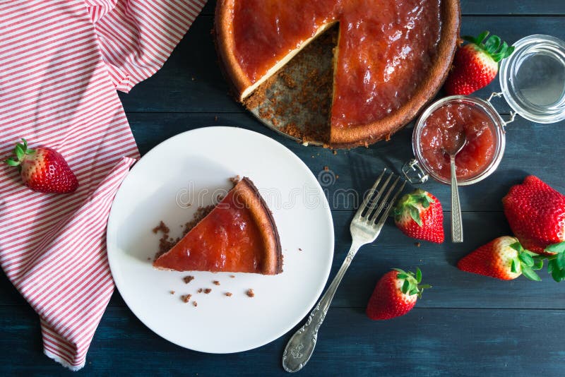 Gâteau au fromage cuit au four avec la confiture et les fraises photographie stock libre de droits Gâteau au fromage cuit au four avec la confiture et les fraises photographie stock libre de droits