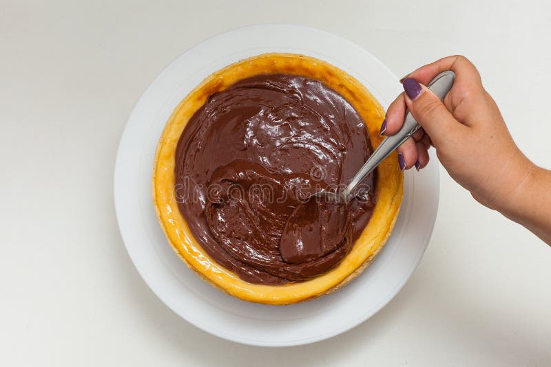 Gâteau au fromage de chocolat étant préparé image stock Gâteau au fromage de chocolat étant préparé image stock