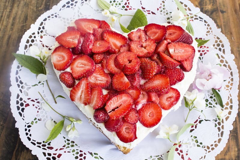 Gâteau au fromage de coeur avec des fraises photo libre de droits Gâteau au fromage de coeur avec des fraises photo libre de droits
