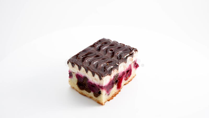 Gâteau au miel rond aux amandes et garniture blanche. banque de vidéos