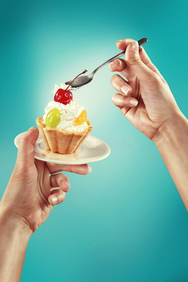Gâteau avec la cerise et la crème photographie stock Gâteau avec la cerise et la crème photographie stock