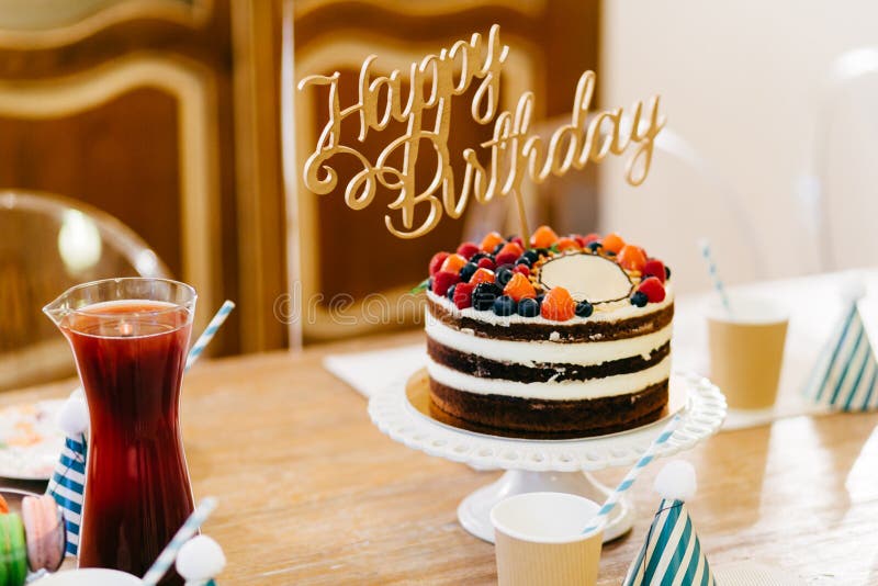 Gâteau birtday délicieux sur la table en bois avec les verres et la compote Table de Birtday Concept de préparation et de célébra image libre de droits Gâteau birtday délicieux sur la table en bois avec les verres et la compote Table de Birtday Concept de préparation et de célébra image libre de droits