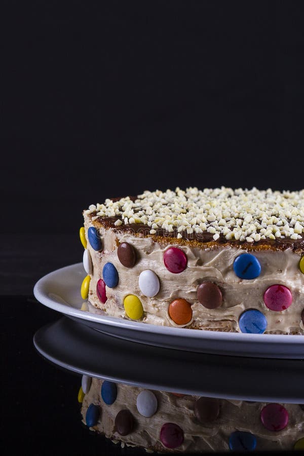 Gâteau coloré avec l'amande image stock Gâteau coloré avec l'amande image stock