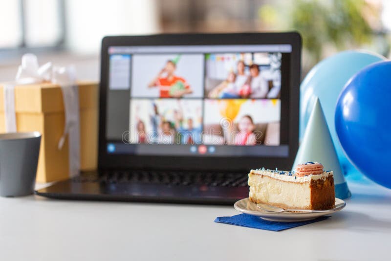 Gâteau d'anniversaire et ordinateur portable avec appel vidéo à l'écran photographie stock libre de droits