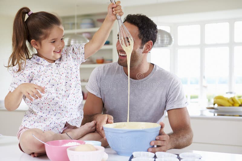 Gâteau d'And Daughter Baking de père dans la cuisine image libre de droits Gâteau d'And Daughter Baking de père dans la cuisine image libre de droits