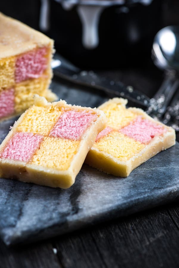 Gâteau de Battenberg sur le panneau de portion images libres de droits Gâteau de Battenberg sur le panneau de portion images libres de droits