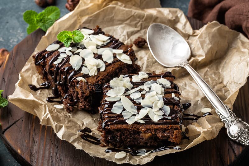 Gâteau de 'brownie' de chocolat, dessert avec des écrous sur le fond foncé, directement abov images stock Gâteau de 'brownie' de chocolat, dessert avec des écrous sur le fond foncé, directement abov images stock
