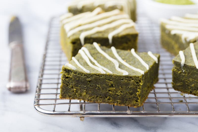 Gâteau de 'brownie' de thé vert de Matcha avec du chocolat blanc sur un fond en pierre gris de refroidissement de support images libres de droits Gâteau de 'brownie' de thé vert de Matcha avec du chocolat blanc sur un fond en pierre gris de refroidissement de support images libres de droits