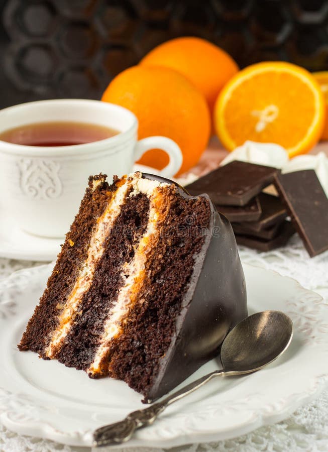 Gâteau de chocolat avec de la crème et le fruit images libres de droits Gâteau de chocolat avec de la crème et le fruit images libres de droits