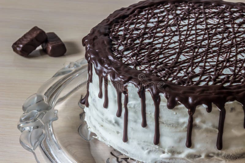 Gâteau de chocolat délicieux avec de la crème et les bonbons au chocolat crémeux image stock Gâteau de chocolat délicieux avec de la crème et les bonbons au chocolat crémeux image stock