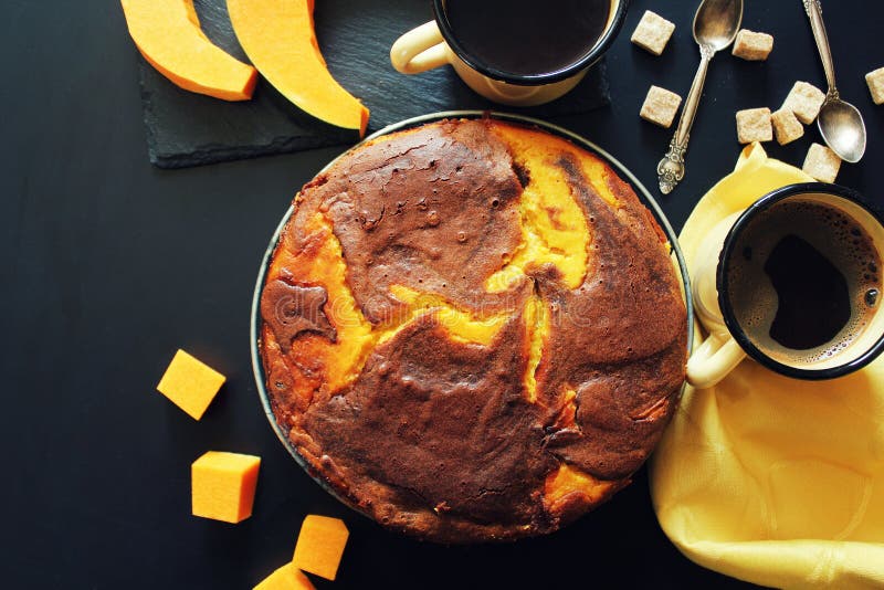 Gâteau de chocolat de potiron sur le fond foncé, vue supérieure photo stock Gâteau de chocolat de potiron sur le fond foncé, vue supérieure photo stock