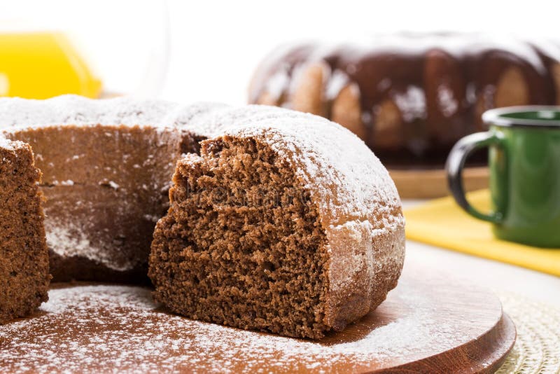 Gâteau de chocolat sur la table avec le gâteau à la carotte à l'arrière-plan image libre de droits Gâteau de chocolat sur la table avec le gâteau à la carotte à l'arrière-plan image libre de droits