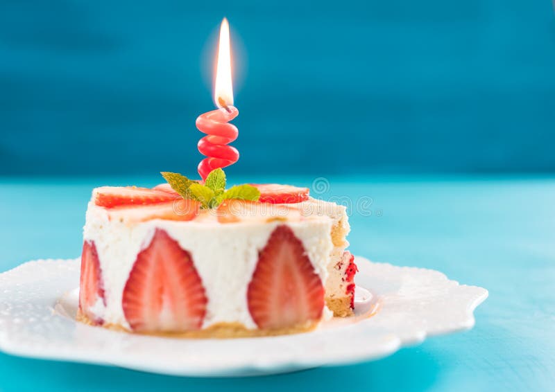 Gâteau de fraise avec de la crème de vanille avec une bougie, concept de joyeux anniversaire photo libre de droits Gâteau de fraise avec de la crème de vanille avec une bougie, concept de joyeux anniversaire photo libre de droits