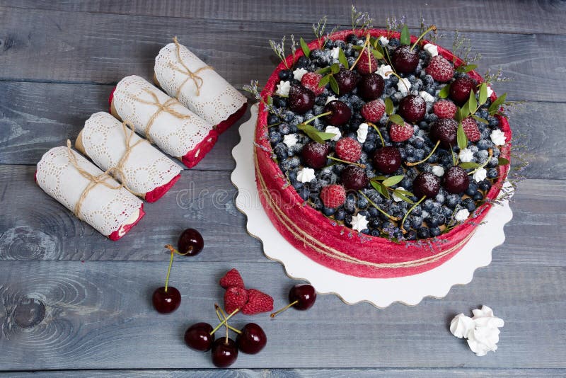 Gâteau de fruit de biscuit de mariage de Rose avec des baies et un certain vert photos libres de droits Gâteau de fruit de biscuit de mariage de Rose avec des baies et un certain vert photos libres de droits