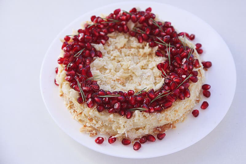 Gâteau de fruit de Noël, pudding du plat blanc Dessert traditionnel de nouvelle année photo stock Gâteau de fruit de Noël, pudding du plat blanc Dessert traditionnel de nouvelle année photo stock