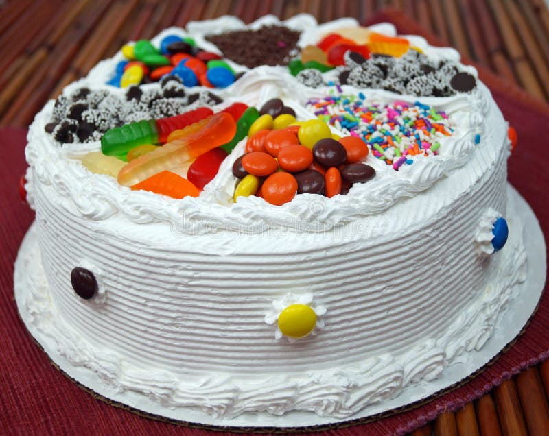 Gâteau de joyeux anniversaire images stock Gâteau de joyeux anniversaire images stock