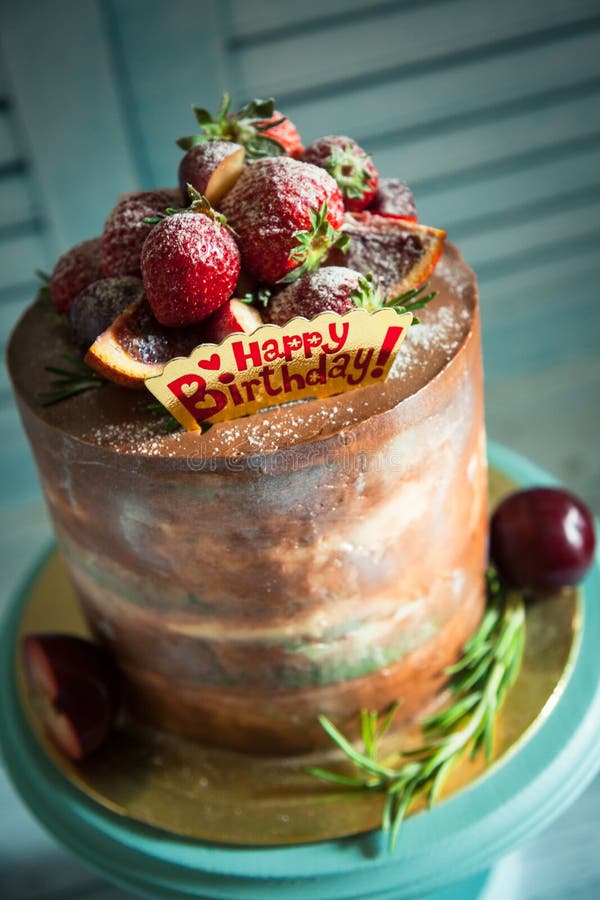 Gâteau de joyeux anniversaire avec la fraise photos libres de droits Gâteau de joyeux anniversaire avec la fraise photos libres de droits