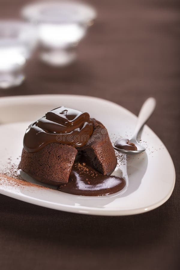 Gâteau de lave de fondant de chocolat photographie stock libre de droits Gâteau de lave de fondant de chocolat photographie stock libre de droits