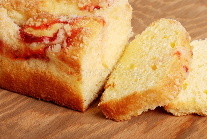 Gâteau de livre découpé en tranches de framboise photo stock Gâteau de livre découpé en tranches de framboise photo stock