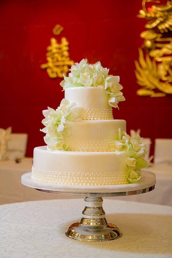 Gâteau de mariage avec des orchidées photo stock Gâteau de mariage avec des orchidées photo stock