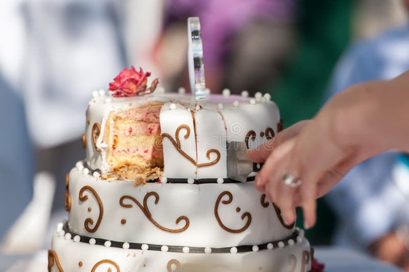 Gâteau de mariage avec les mains, le couteau et les tranches de coupe photo stock Gâteau de mariage avec les mains, le couteau et les tranches de coupe photo stock