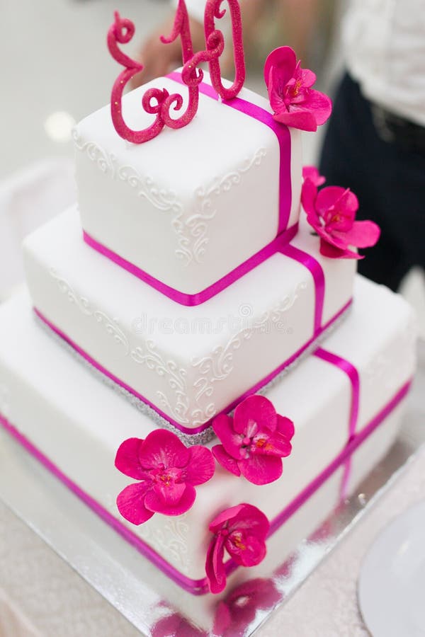 Gâteau de mariage blanc images libres de droits Gâteau de mariage blanc images libres de droits