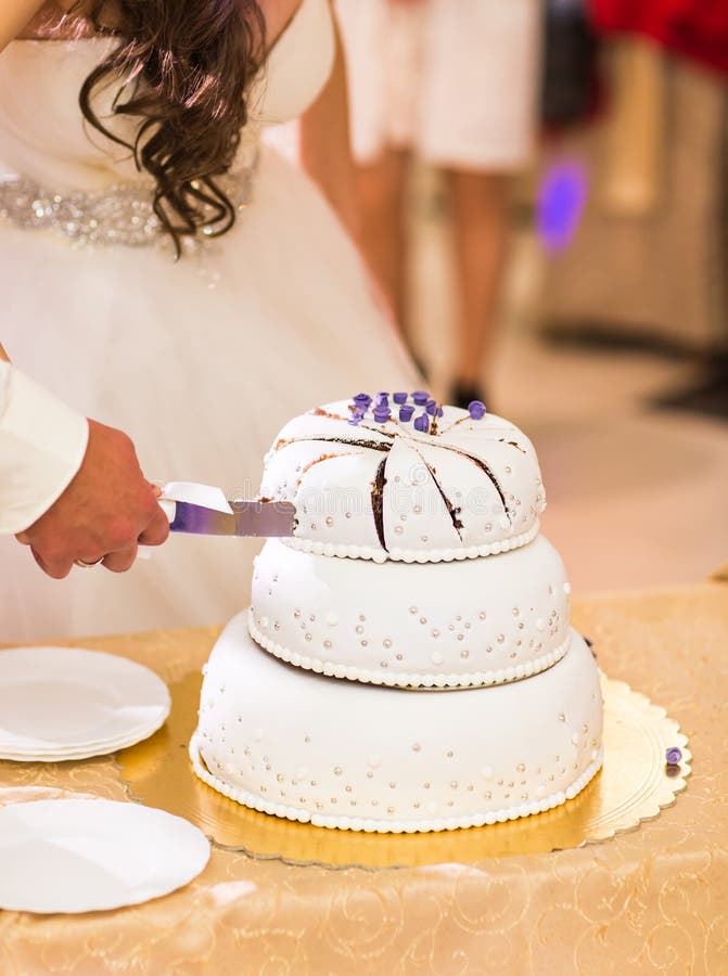 Download Gâteau De Mariage De Découpage De Mariée Et De Marié Photo stock - Image du agencement, délicieux: 77161962