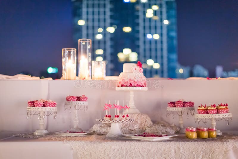 Gâteau de mariage la nuit images stock Gâteau de mariage la nuit images stock