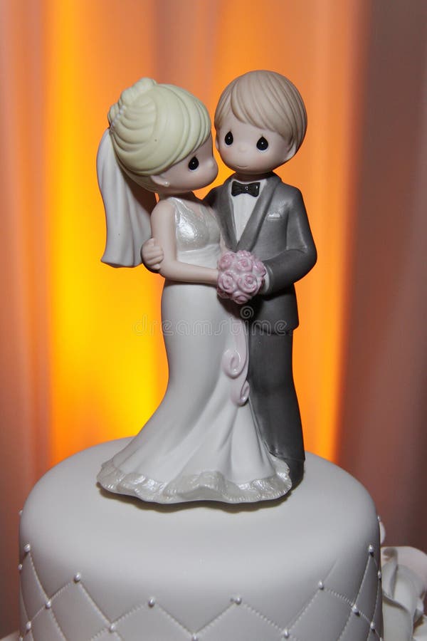 Gâteau de mariage précieux de moments Topper image libre de droits Gâteau de mariage précieux de moments Topper image libre de droits