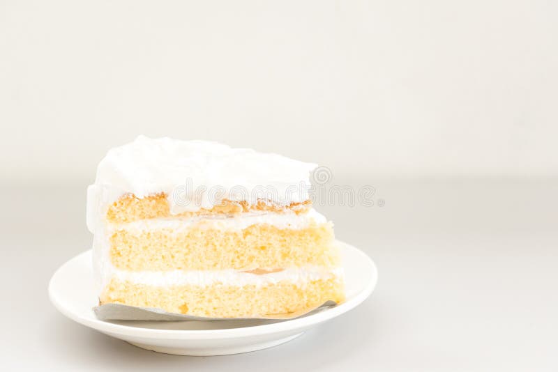 Gâteau de noix de coco dans le plat blanc photographie stock Gâteau de noix de coco dans le plat blanc photographie stock