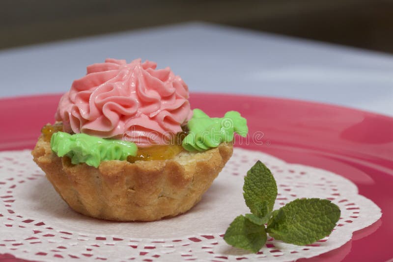 Gâteau de panier décoré de la crème de différentes couleurs Bourrage de la confiture Décoré des feuilles en bon état image libre de droits Gâteau de panier décoré de la crème de différentes couleurs Bourrage de la confiture Décoré des feuilles en bon état image libre de droits